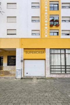 Espaço Funcional para Arrumos e Motociclo | Monte Belo Norte