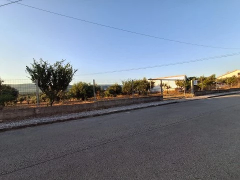 Terreno Exclusivo com Vista Serra, 4.040 m² e Excelente Potencial de Construção no Coração de Alcanena
