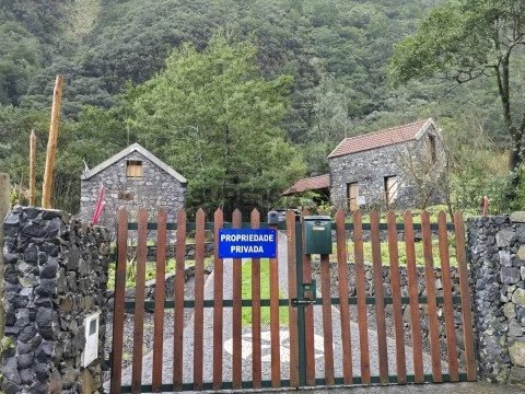 Prédio no Seixal, Porto Moniz