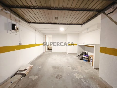 Estacionamento e bancada / recanto