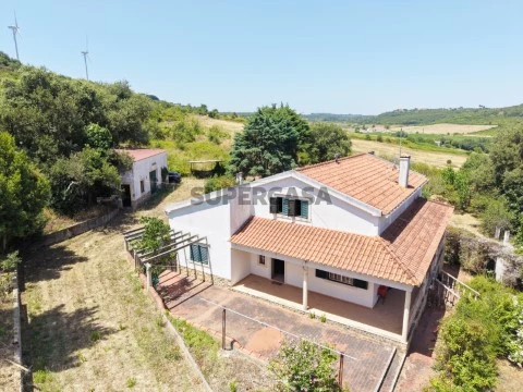 Quinta com terreno de 5 hectares, garagem e armazém em Alenquer, Lisboa