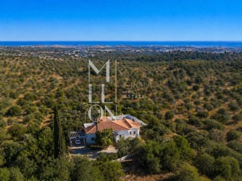MORADIA TÉRREA ISOLADA COM PISCINA|1.550 m² DE TERRENO|335 m² DE CONSTRUÇÃO|A 15 MIN DE VILAMOURA