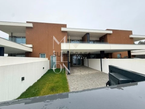 Moradia T3 em Bougado (São Martinho e Santiago), Trofa