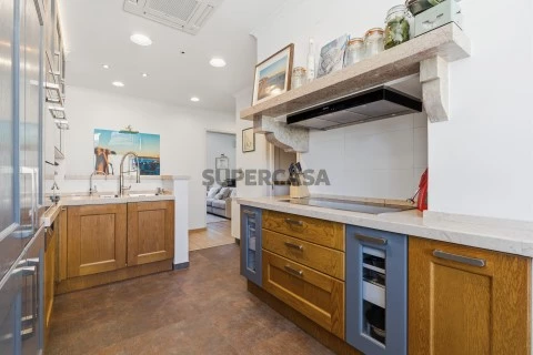 Último Piso Renovado com Exposição Sul numa das Localizações Mais Prestigiadas de Lisboa (Alvalade)
