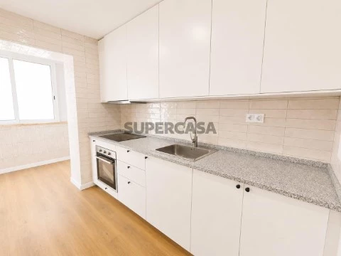 Two-story house in Queluz, terrace and garage, storage room.