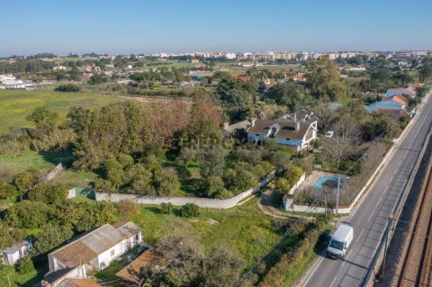 Moradia rústica T9 inserida num terreno com 7.500m2 em Pinhal Novo, Palmela