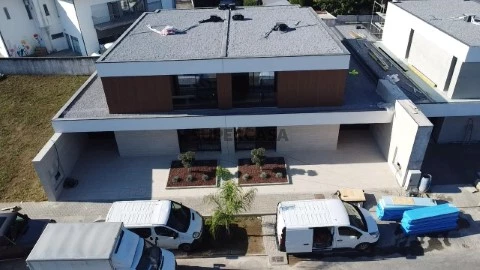 Casa Geminada T4 em Telheirinhas, Turiz, Vila Verde