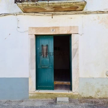 Casa Térrea com Quintal no Centro de Borba | T1+1 para Remodelação
