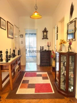 T3 com Excelente Potencial | Centro de Queluz |Vista Desafogada | 280.000€