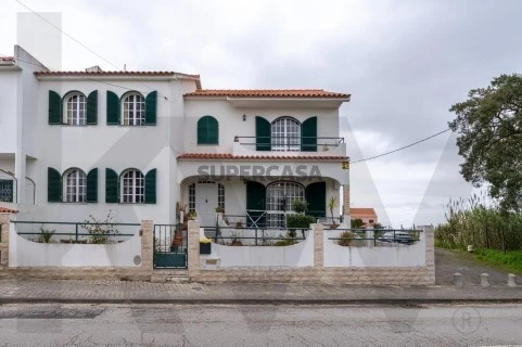 Prédio em Santo António da Charneca, Barreiro