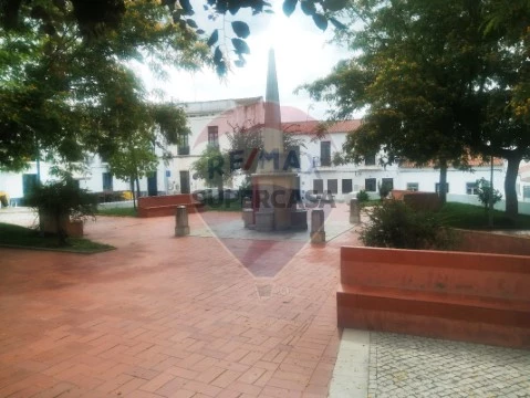 Geschäft auf Safara, Moura