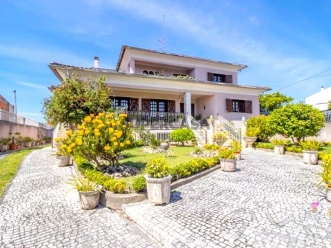Moradia independente com 7 quartos, piscina, jardim e garagem