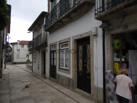 Moradia T4 na Rua Mouzinho de Albuquerque, Valença, Cristelo Covo e Arão, Valença