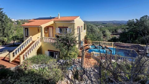 Atraente Casa de Campo com Piscina e Vistas Fantásticas
