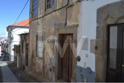 Predio em Propriedade Total com 4 Fracções na zona Historica de Castelo Branco