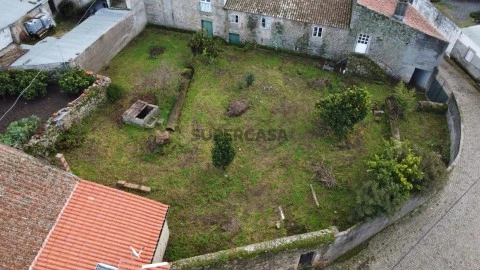 Casa de Campo com muitas Areas para habitaçao, galerias com areas para projetos e quintal Murado !