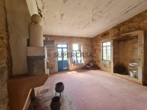 Quinta com vários Urbanos e 8000m2 de terreno na zona raiana Sabugal Aldeia da Ponte