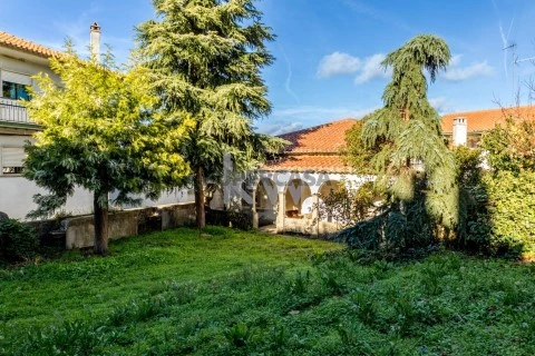 Moradia na Vila Madeiro com Terreno e muita Historia !
