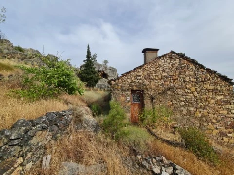 Para projeto de construçao no Alto da Serra, vista para a Barragem e para Penha Garcia !