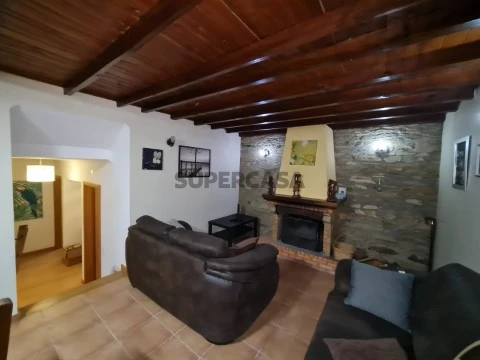 Moradia T3 Renovada em localidade tranquila e 1000m2 de Terreno.