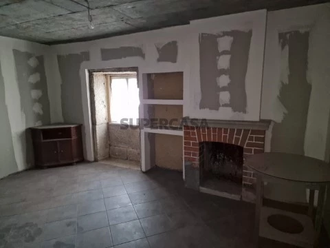 Moradia de 3 Pisos com Centro da Vila de Alcains .