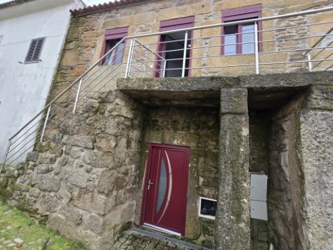 Moradia T1 de 2 Pisos com Quarto Mezanino no Soito Renovada.