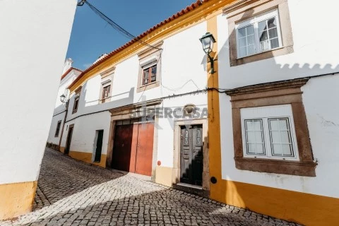 Moradia Prédio Alentejano Centenário em Alter do Chão .