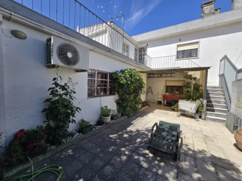 Moradia de 2 Pisos , Garagem, Anexos , Terraço, Quintal com Poço em Alcains .