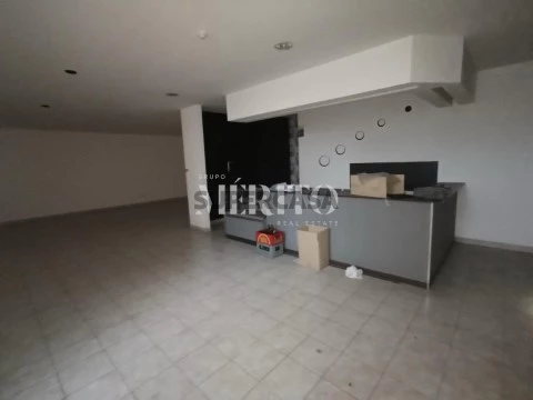 Loja em Santo Tirso, Couto (S.Cristina e S.Miguel) e Burgães, Santo Tirso