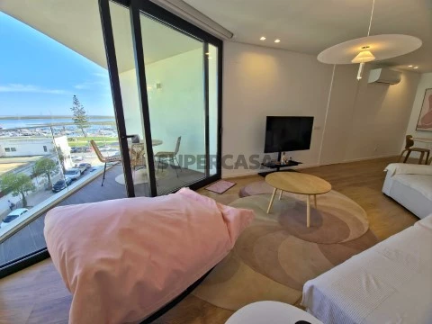 Apartamento contemporâneo em condomínio, frente à Ria Formosa , Mar e Marina de Olhão