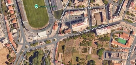 Junto ao estádio do Bonfim