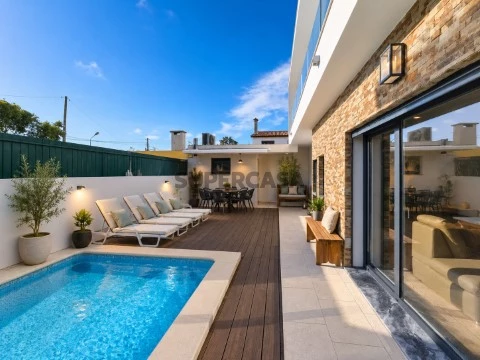 Moradia de Sonho T3+1 na Aroeira Piscina Aquecida, Jardim Privado e Qualidade de Vida a 2 passos da Praia