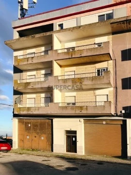 Prédio em Santa Iria de Azoia, São João da Talha e Bobadela, Loures