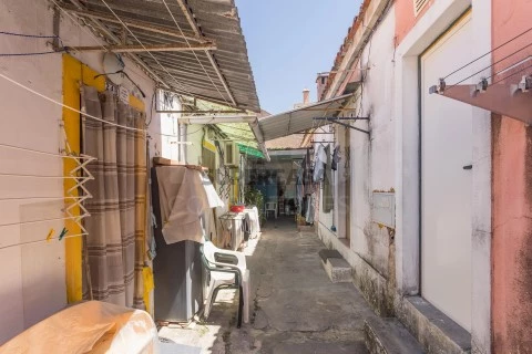 Prédio em Camarate, Unhos e Apelação, Loures