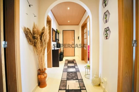 Appartement 2 chambres avec de beaux volumes, bonne exposition solaire, à 5 minutes de la N125 et à 15 minutes des plages.