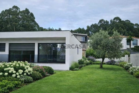 Moradia Isolada T4 Duplex na Rua 25 de Abril, Alvelos, Barcelos