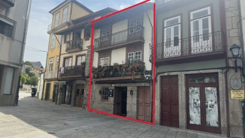 Prédio em Largo Navarro de Andrade, Oliveira, São Paio e São Sebastião, Guimarães