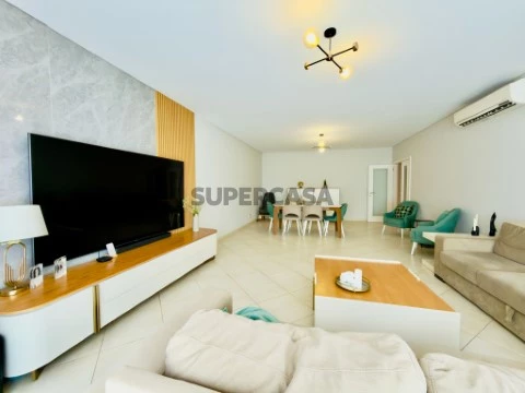Apartamento T4 na Rua de Vale de Rãs, Abrantes (São Vicente e São João) e Alferrarede, Abrantes
