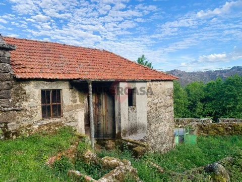 Moradia T2 em Castro Laboreiro e Lamas de Mouro, Melgaço
