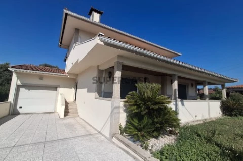 Moradia T4 Duplex na Rua Rio Nevoinho, Balugães, Barcelos