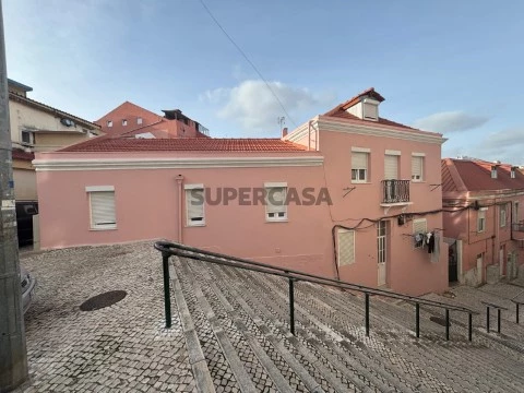 W5156 - Vila com 450 m2 em Sacavém | Wallis Real Estate