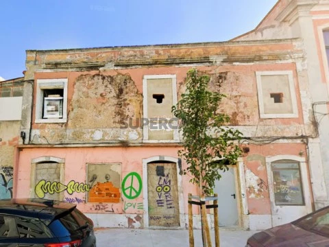 W5237 - Prédio para recuperar no Barreiro | Wallis Real Estate