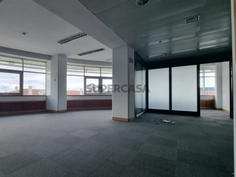 W5102R - Escritório com 132 m2 em Linda-a-Velha | Wallis Real Estate