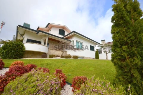 Moradia V3 com piscina e garagem perto do Rio Douro em Jovim (92)