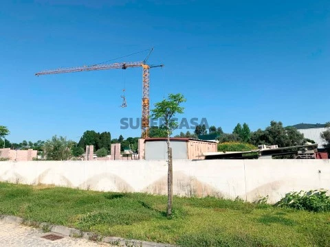 Moradia T3 nova individual térrea com jardim e excelentes áreas em Amares