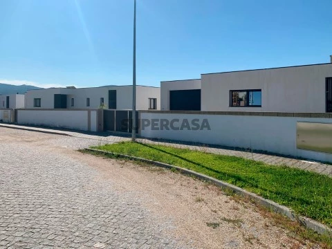 Moradia T3 nova individual térrea com jardim e excelentes áreas em Amares