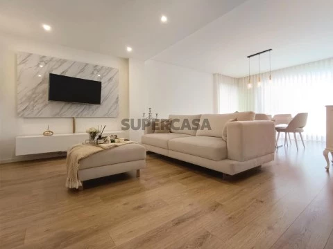 Apartamento T3 com varandas, garagem fechada e excelentes áreas na Sé em Braga