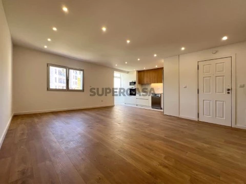 Refurbished 3 bedroom apartment, equipped, with balconies and parking space in Maximinos in Braga - for rent