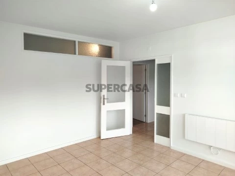 Apartamento T3 remodelado e com varandas em S. Lázaro em Braga, para arrendamento
