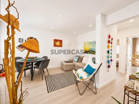 Apartamento T2 / Andar de Moradia remodelado em Santo António - Costa da Caparica